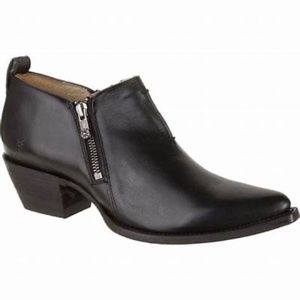 BNIB Frye Sacha Moto Shootie in Black 5.5